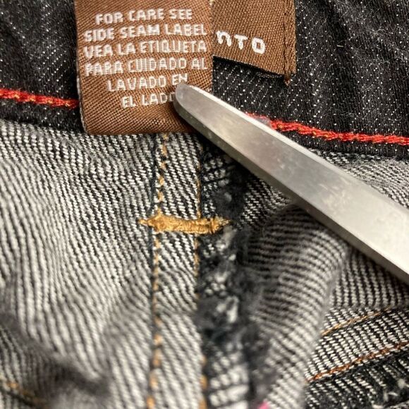 MOMENTO, Women’s Capri Jeans, Size 14, dark Wash,Inseam 23.5”, zipper on ankles - Picture 11 of 12